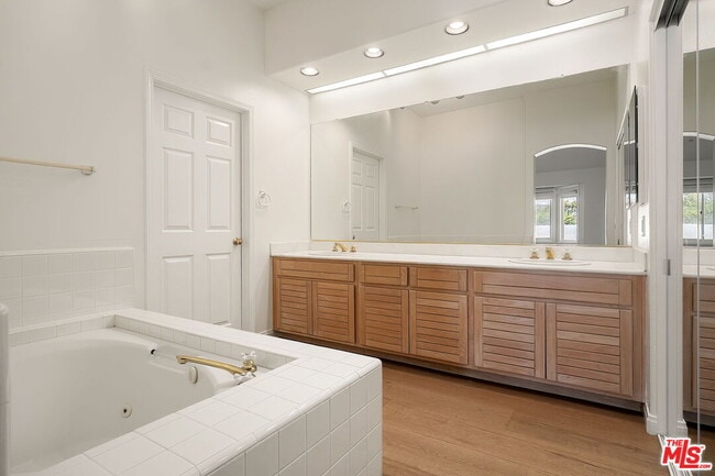 Building Photo - 604 Palisades Dr