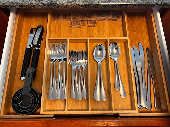 Full service of cutlery - 1200 Brickell Bay Dr