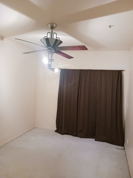 Bedroom w/balcony - 2557 John R St