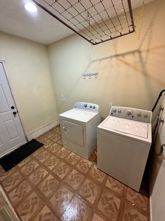 Building Photo - Single level home w/ 3Bd and 2 Ba! Availab...