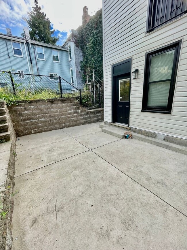 Building Photo - 112 Hemlock St