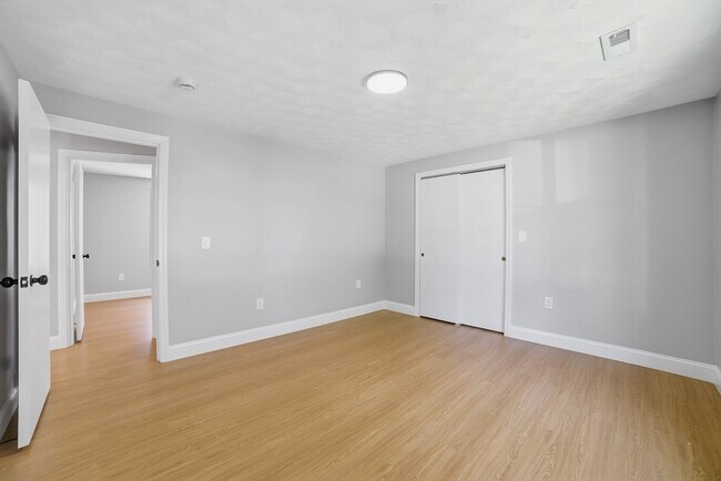Building Photo - 44 Topsfield Cir