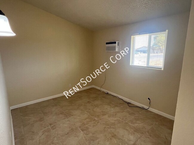 Building Photo - 2 Bedroom, 1 Bath Duplex For Rent in Calif...