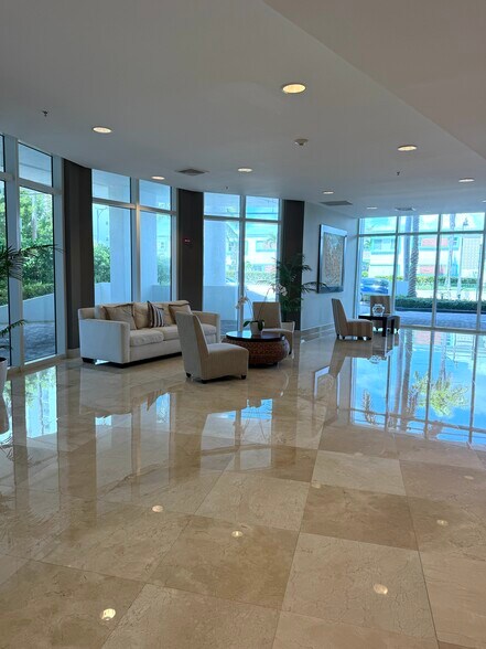 Building Photo - 6515 Collins Ave