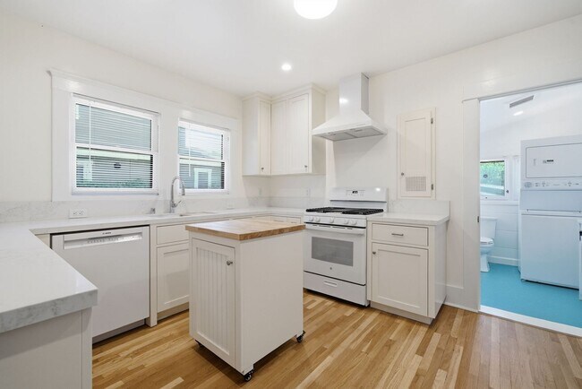 Building Photo - Remodeled Craftsman Single Family Home in Old Town Orange