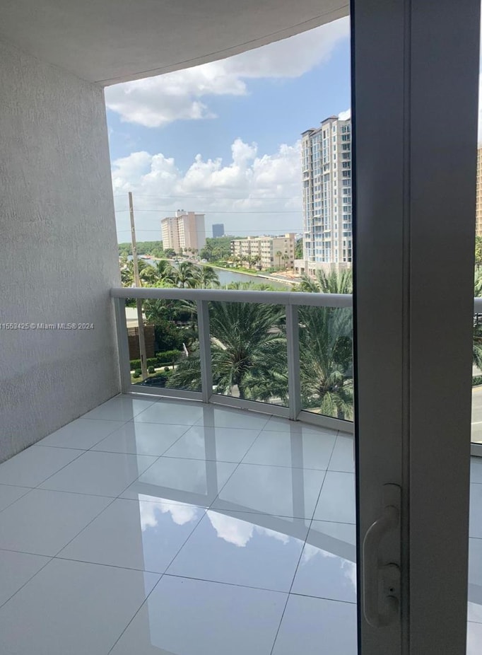 Building Photo - 15811 Collins Ave