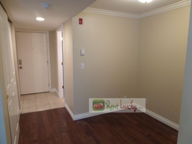 Building Photo - GREAT PRICE!! Super Cute Studio w/Parking in Fantastic Downtown Seattle Location!!