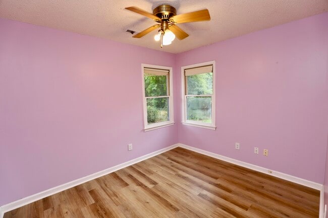 Building Photo - 806 Club Ln