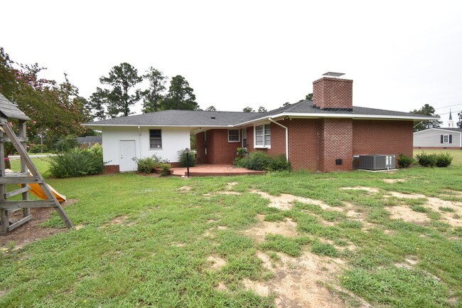 Building Photo - 4 Bedroom and 3 Bath Home- Vander