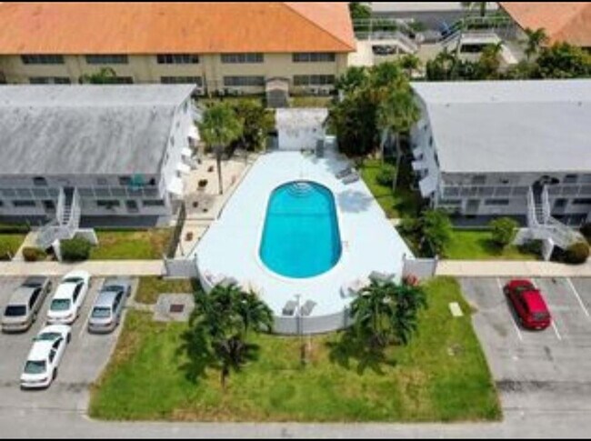 Building Photo - 1920 NE 51st Ct