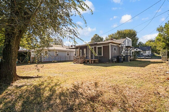 Building Photo - 2812 S Broadway Ave