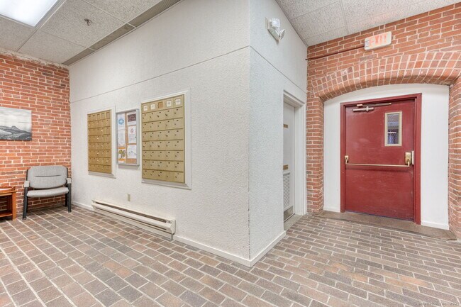Building Photo - 839 Main St