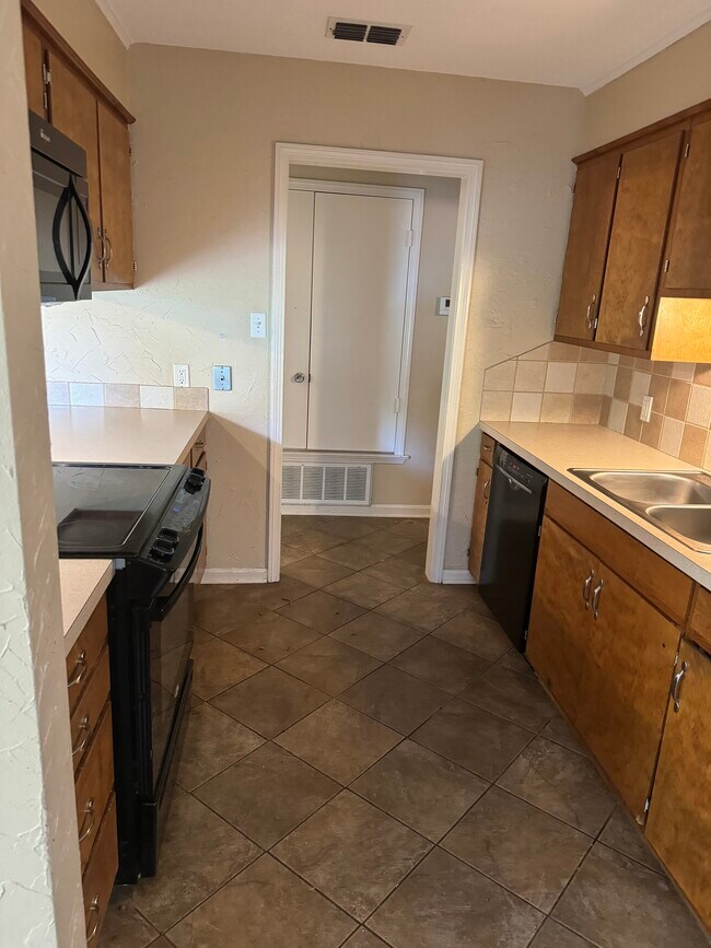 Building Photo - 3000 Mona Dr