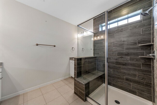 Building Photo - Luxury Townhouse