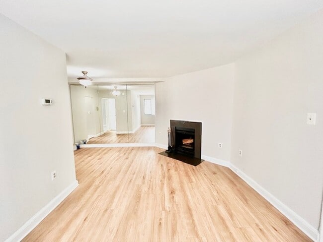 Building Photo - Great location, 1 BR 1 BA in-unit laundry ...