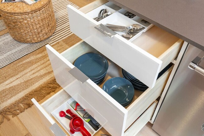 Building Photo - 628 10th Ave E