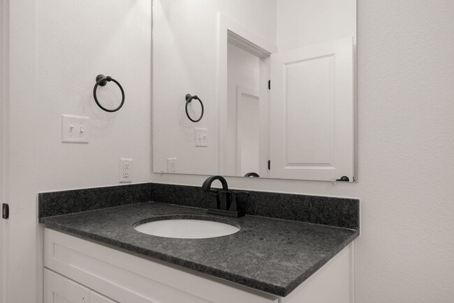 Building Photo - 8700 Cantera Dr