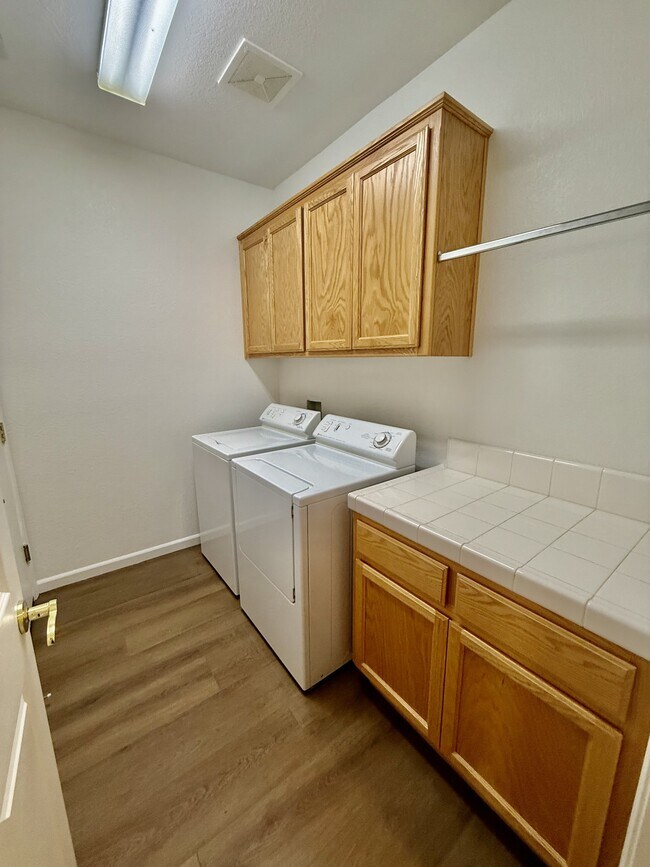 Building Photo - 596 Eskaton Cir