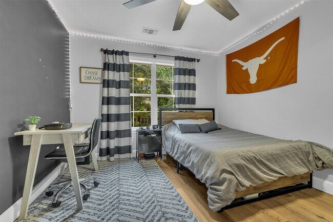 Building Photo - 211 Maple Path Pl