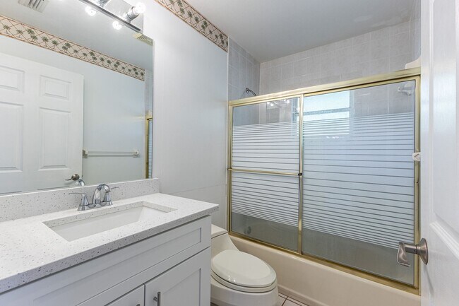 Building Photo - 608 Richmond Ave N