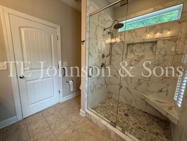 Building Photo - Beautifully Appointed Home in Clemmons