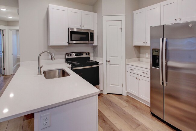Building Photo - 3 BED 3 BATH TOWNHOME IN SOUTH HOLLAND