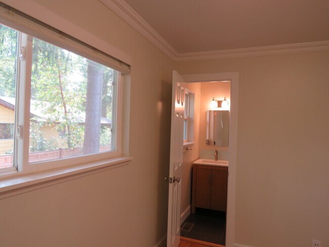 Building Photo - Bellevue Robinswood Mid Century 4bed/3bath Tri-Level $3800.00