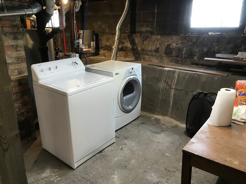 Building Photo - 128 Luton Ave SE