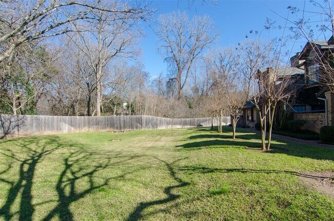 Building Photo - 10819 Crown Colony Dr