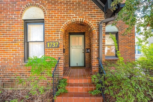 Building Photo - 1737 Albans Rd