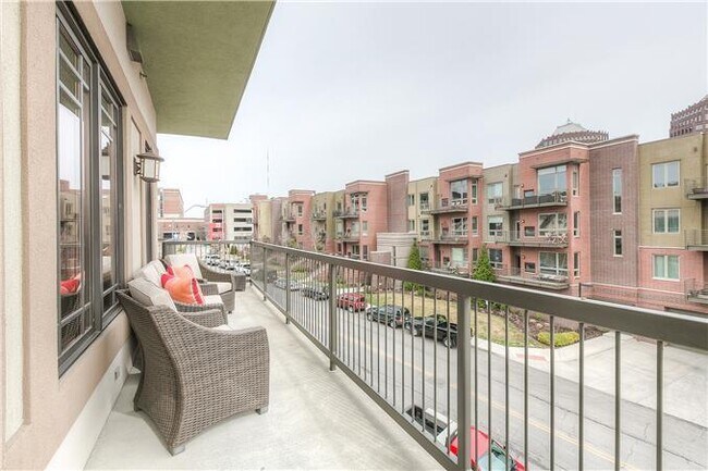 Building Photo - 300 W 45th Terrace