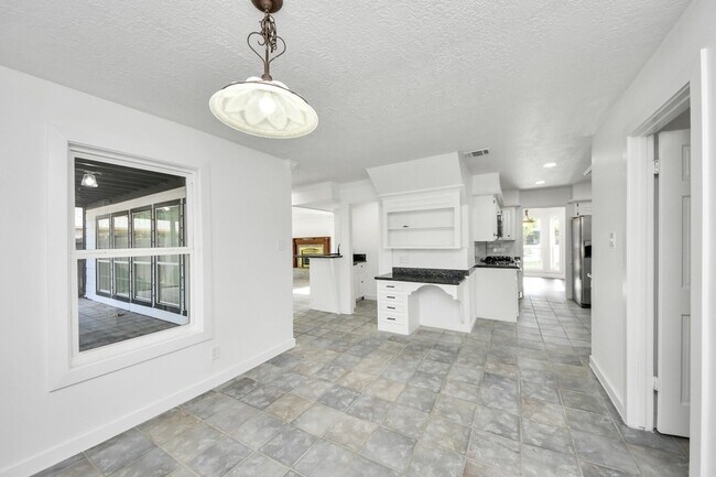 Building Photo - 616 S Rivershire Dr