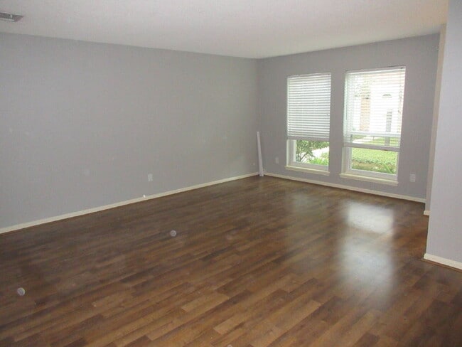 Building Photo - This charming 3-bedroom, 2.5-bath townhome in Memorial Club!
