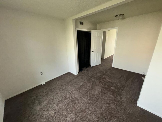 Building Photo - 2 Bed/1 Bath condo on Las Palmas at Sand L...