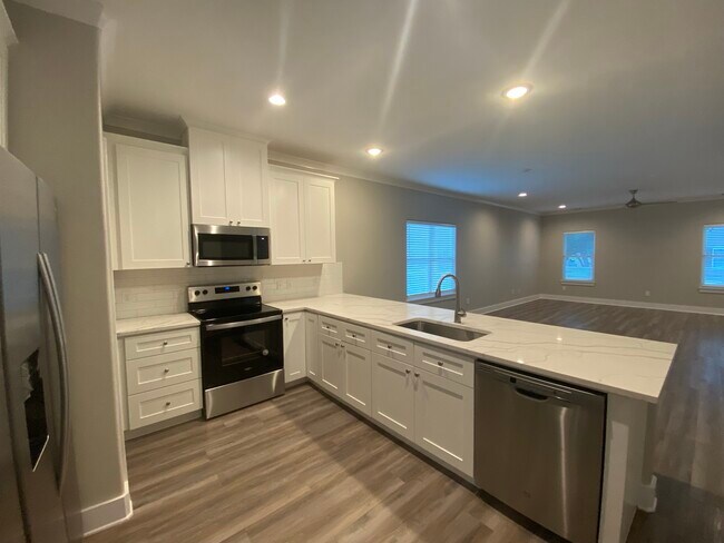 Building Photo - 400 Highlands St