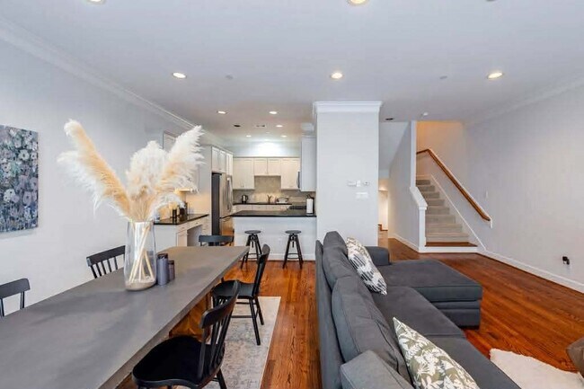 Building Photo - 2210 Mid Ln