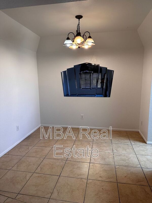 Building Photo - 700 E Mesquite Cir
