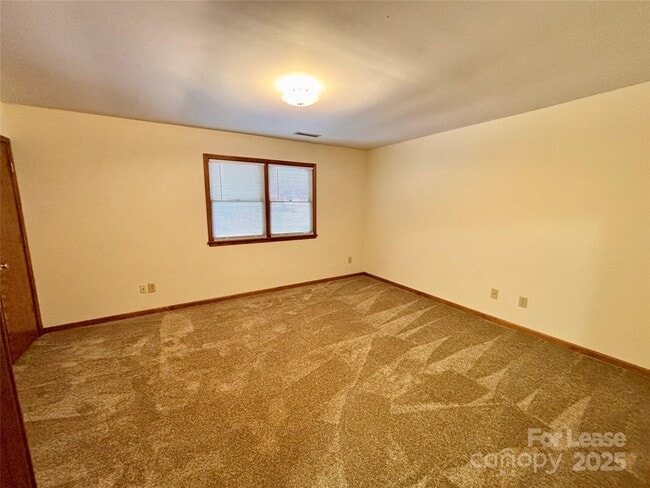 Building Photo - 135 Hillcrest Dr