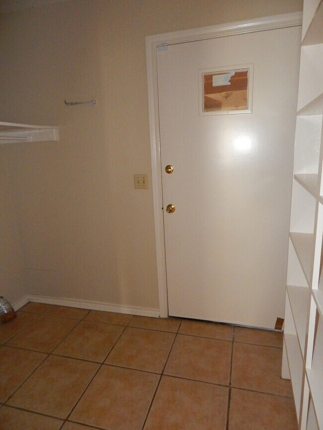 Building Photo - 808 Corey Dr