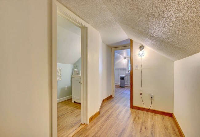 Building Photo - Charming Cape Cod Home - Fenced Yard, Detached Garage, Pet Friendly!