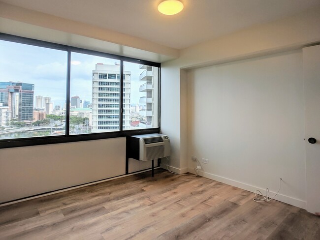 Building Photo - Partly Furnished 2 Bedroom 2 Bath with 1 P...