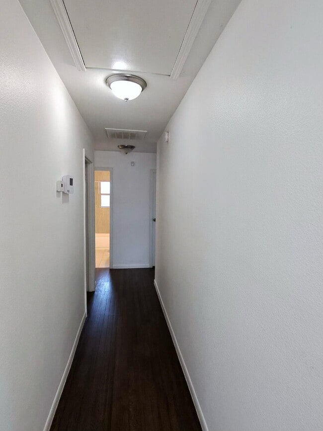 Building Photo - 3241 S Edgefield Ave