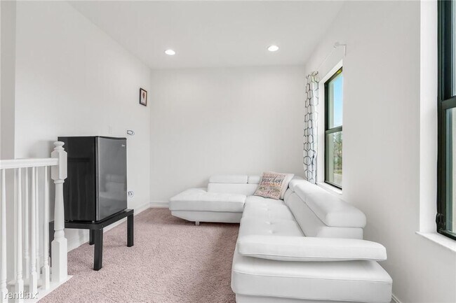 Building Photo - 3 br, 2.5 bath Townhome - 10015 Akenside Dr