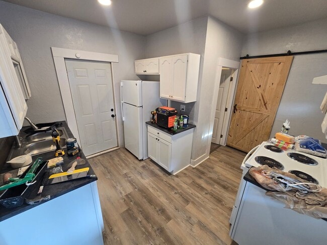 Building Photo - VIDEOTOUR: Refurbished! Large 2-story Charmer. Big Yard! PETS WELCOME