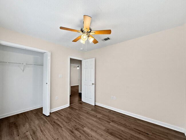 Building Photo - Charming Navarre Home with Hardwood Floors...
