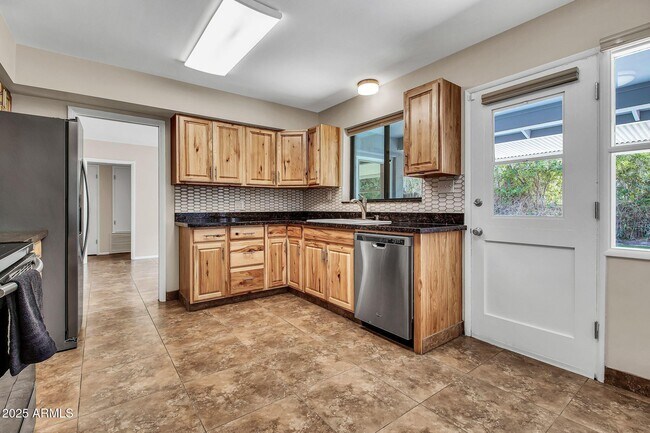 Building Photo - 4623 E Catalina Dr