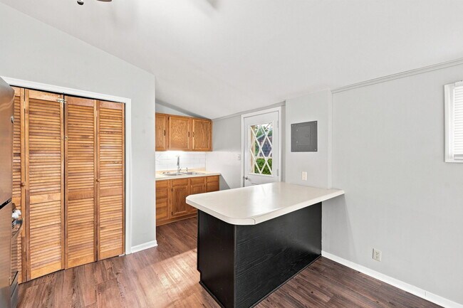 Building Photo - 131 Oak Dr