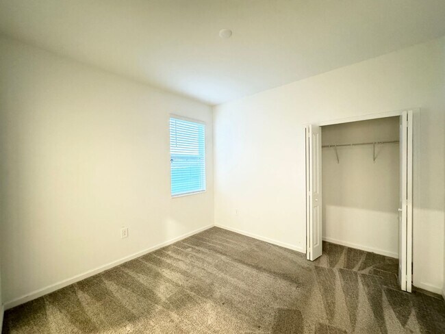 Building Photo - Rare find In-Law suite Home! Single family house with Separate entry and kitchen, laundry set!