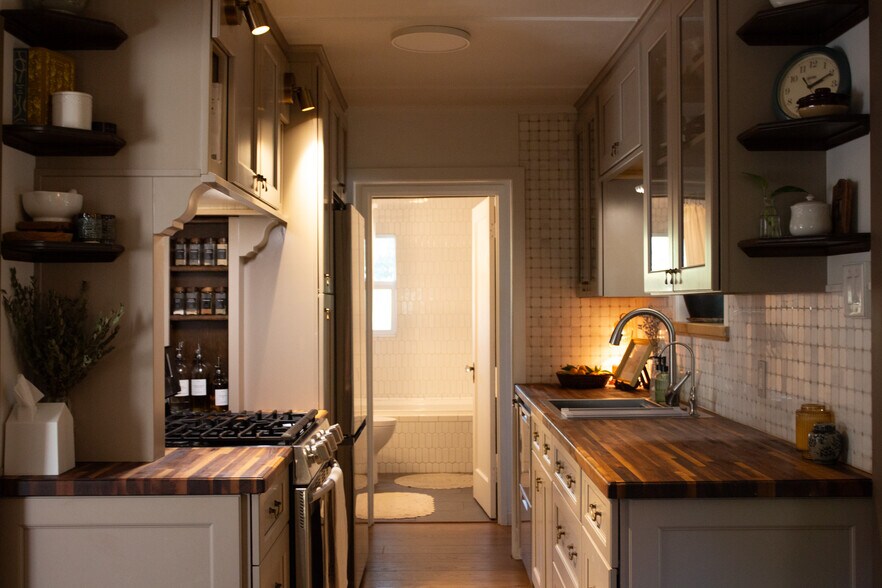 Building Photo - 170 N Arnaz St