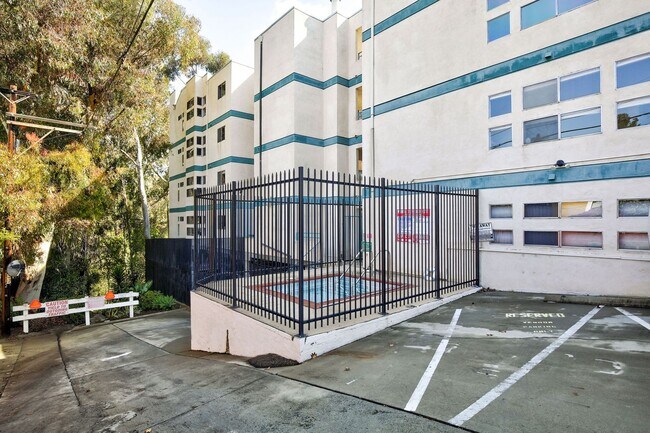 Building Photo - $3200 / Fabulous 2br / 2ba condo (Bankers ...